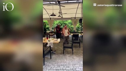 Coreografia a sorpresa, il corpo di ballo di Marco Mengoni si esibisce tra i tavoli di un ristorante a Rovato