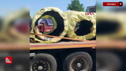 Kocaeli'de tırdan düşen çelik halat ruloları araçlara çarptı