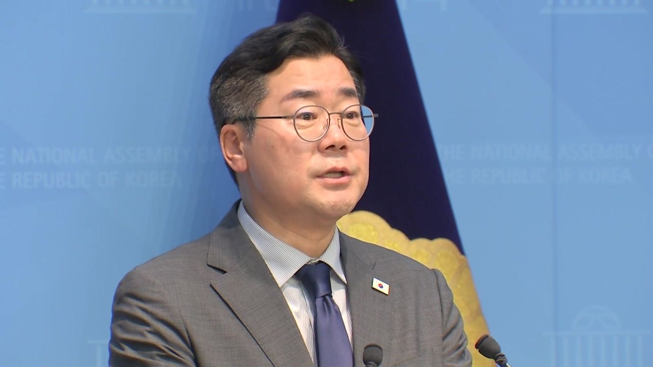박찬대 "당 대표 선거 일정 중단"...정청래 "앞당겨 원샷 경선" / YTN