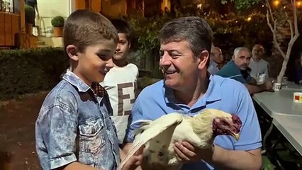 Başkan Tutdere’ye yüz gülümseten ziyaret: En güzel horuzunu Tutdere’ye hediye etti