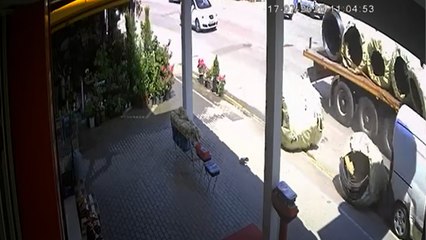 Kocaeli’nde tırdan halat ruloları düştü: 2 araç zarar gördü