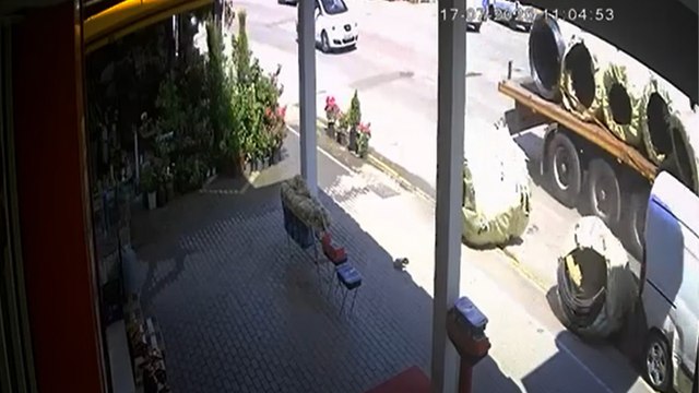 Kocaeli’nde tırdan halat ruloları düştü: 2 araç zarar gördü