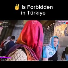 Güney Koreli turist Ayasofya'da 'barış işareti' yaptığı için uyarıldı: "Bu işareti yapmak yasak"
