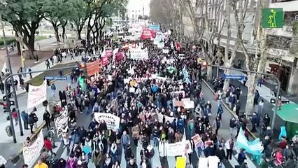 Miles de personas protestan en Argentina por recortes en sistema de salud pública