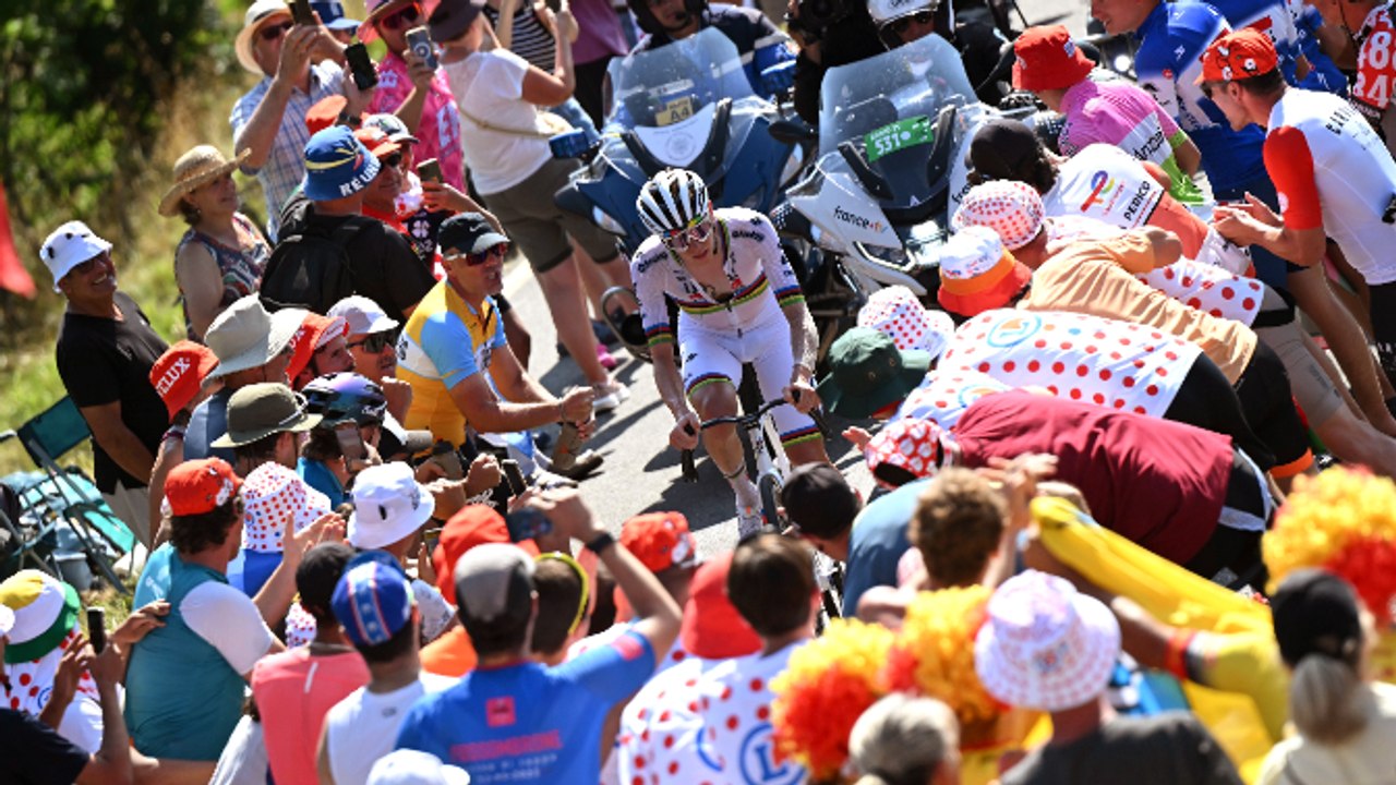 Un marciano que corre entre terrestres: los cambios que explican la diferencia de Pogacar con el ciclismo del pasado