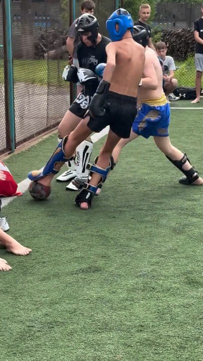 En Ukraine, des jeunes ont lancé un nouveau sport : un mélange de football et de boxe, joué avec des gants et sans arbitre.