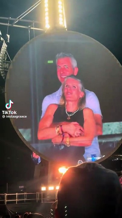 Oups... Un célèbre PDG surpris avec sa maîtresse par une caméra au concert de Coldplay (Vidéo)