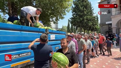 Tokatlı genç, dedesinin hayrına tonlarca karpuz dağıttı