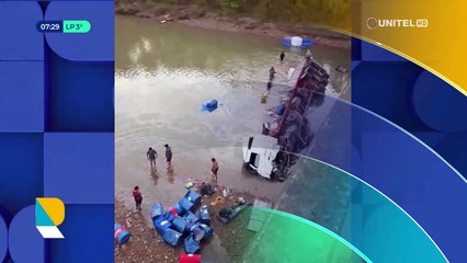 Tráiler con carga cae al río tras volcar en la ruta nueva Cochabamba – Santa Cruz