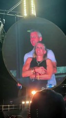 مقطع فيديو في حفل Coldplay يكشف خيانة رجل أعمال