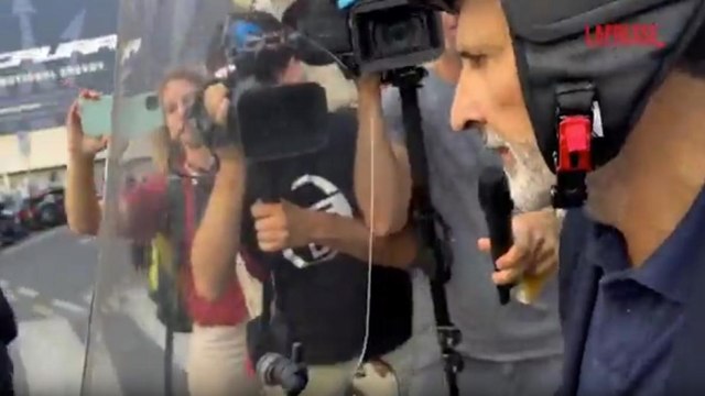 Milano, l'assessore Tancredi esce a Palazzo Marino e non risponde alle domande dei giornalisti sulle sue dimissioni