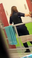 El video de una policía saliendo de una celda luego de mantener relaciones sexuales con un recluso