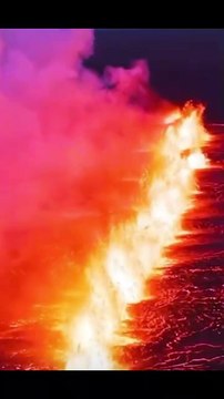 🇮🇸🌋 FLASH – Le volcan Reykjanes entre en éruption en Islande Une fissure géante a déchiré la terre près de Sundhnúkur, libérant des coulées de lave incandescentes sur plusieurs kilomètres ⚠️🔥 Des dizaines d’habitants et touristes évacués...