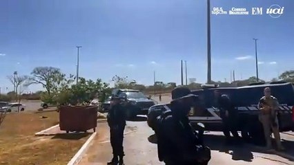Trompetista toca marcha fúnebre na saída de Bolsonaro da PF com tornozeleira