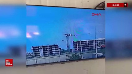 Bursa'da kule vinç otomobilin üstüne devrildi