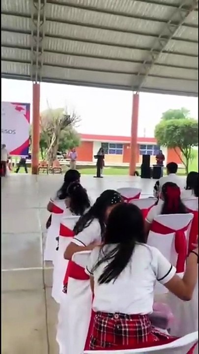Detienen en Chiapas a maestro acusado de acoso sexual por alumna durante graduación; habría más víctimas