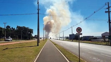 Incêndio de grandes proporções mobiliza Corpo de Bombeiros na PR-486, em Cascavel