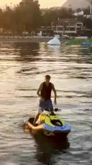 El baile más viral de Huijsen en una moto de agua