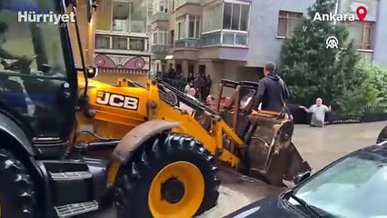 Ankara'da sağanak caddeleri nehre çevirdi