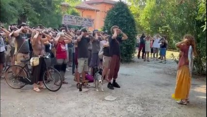 Bologna, il video dell'«attacco psichico» degli attivisti contro il progetto della Johns Hopkins al giardino San Leonardo