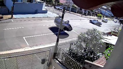 Por outro ângulo: Câmeras de segurança flagram capotamento cinematográfico no Parque São Paulo