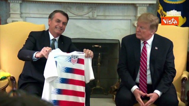Dazi Usa a Brasile al 50%, furia di Lula. Trump e Bolsonaro nel 2019 si scambiarono maglie calcio