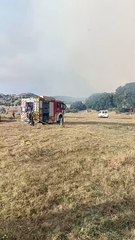 Trabajos para parar el incendio de Navaluenga en la carretera de Navalmoral a San Juan de la Nava