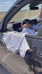 Lucas Vázquez se bajó del coche para hacerse fotos con los aficionados