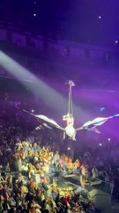 Katy Perry quase cai de mais de 5 metros de altura durante voo em borboleta mecânica em show