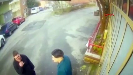 Kuaförde başına çizik atan arkadaşına dehşeti yaşattı