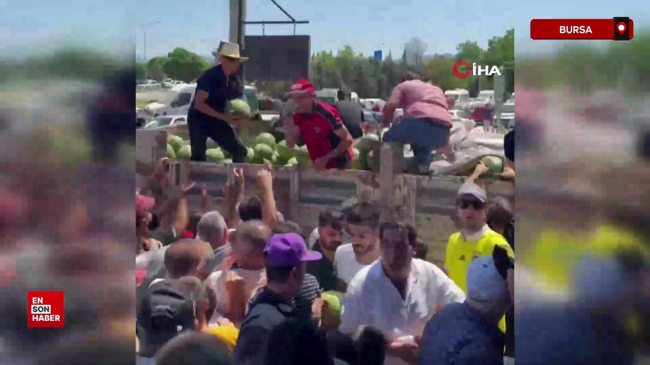 Bursa'da bir mağaza kamyon dolusu ücretsiz karpuz dağıttı