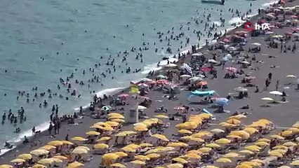 Antalya’da sıcaktan bunalanlar sahile akın etti