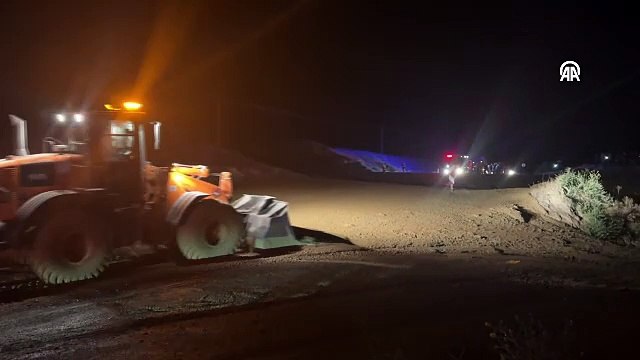 Heyelan ve sel sularına kapılan otomobildeki 2 kişi kurtarıldı