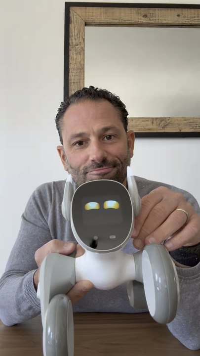 Il a des yeux tout droit sorti d’un dessin animé… mais un cœur en circuit imprimé 🤖❤️Découvre Loona, le robot-chien le plus attachant jamais créé : il réagit à ta voix, reconnaît ton visage, joue avec toi… et oui, il fait même des bêtises !