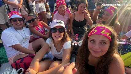 I fan di Ultimo in attesa, cori ed emozioni