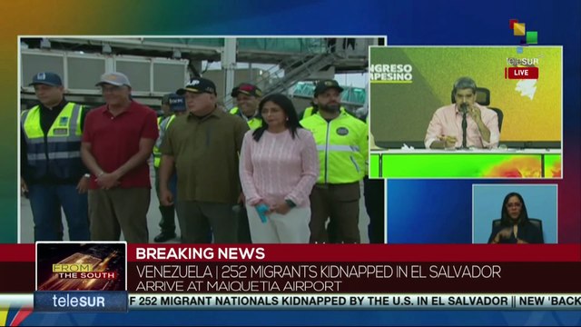 Venezuelans awaiting the arrival of the 252 Venezuelan migrants