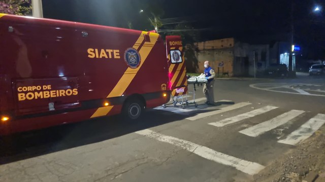 Casal em moto se envolve em acidente com Corsa no Bairro Interlagos em Cascavel
