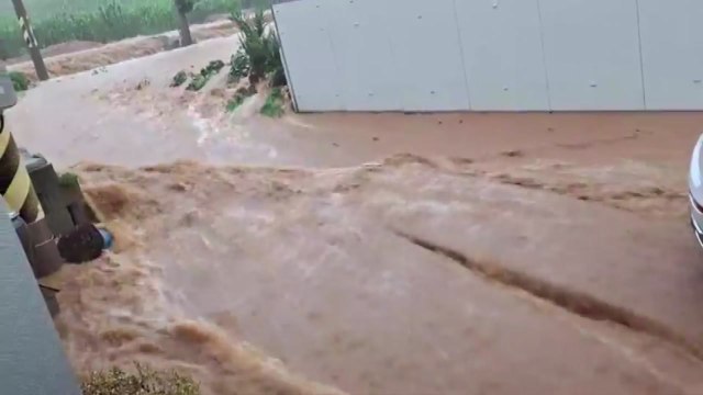 [제보영상] 땅인지 강인지 ...폭우에 집 앞까지 침수 / YTN