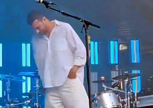 Le chanteur Amir craque et se retrouve en larmes sur la scène des Francofolies après les appels au boycott dont il est victime : La seule réponse à la haine, c'est la musique