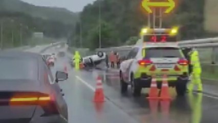 [제보영상] 고속도로도 빗길...달리던 차 뒤집혀 / YTN