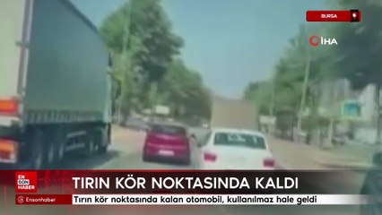 Bursa'da tırın kör noktasında kalan otomobil, kullanılmaz hale geldi