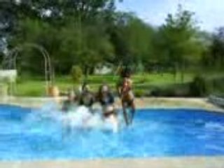 Chez Elle . Dans la piscine !