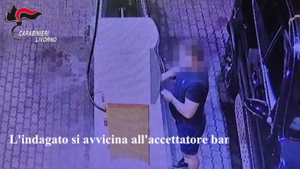 Livorno, carte clonate al distributore di benzina: così i carabinieri intercettano il truffatore