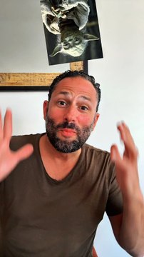 💬 Tu t’es déjà demandé pourquoi Yoda parle à l’envers ?George Lucas vient enfin de révéler le secret… 👀Et toi, tu vois Grogu parler comme ça un jour ? 👶💬Dis-moi ce que tu en penses en commentaire ! 👇#StarWars #Yoda