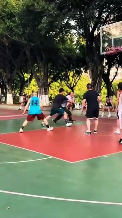 This guy must be a teacher. Watch him school em boys in the way of the hoop