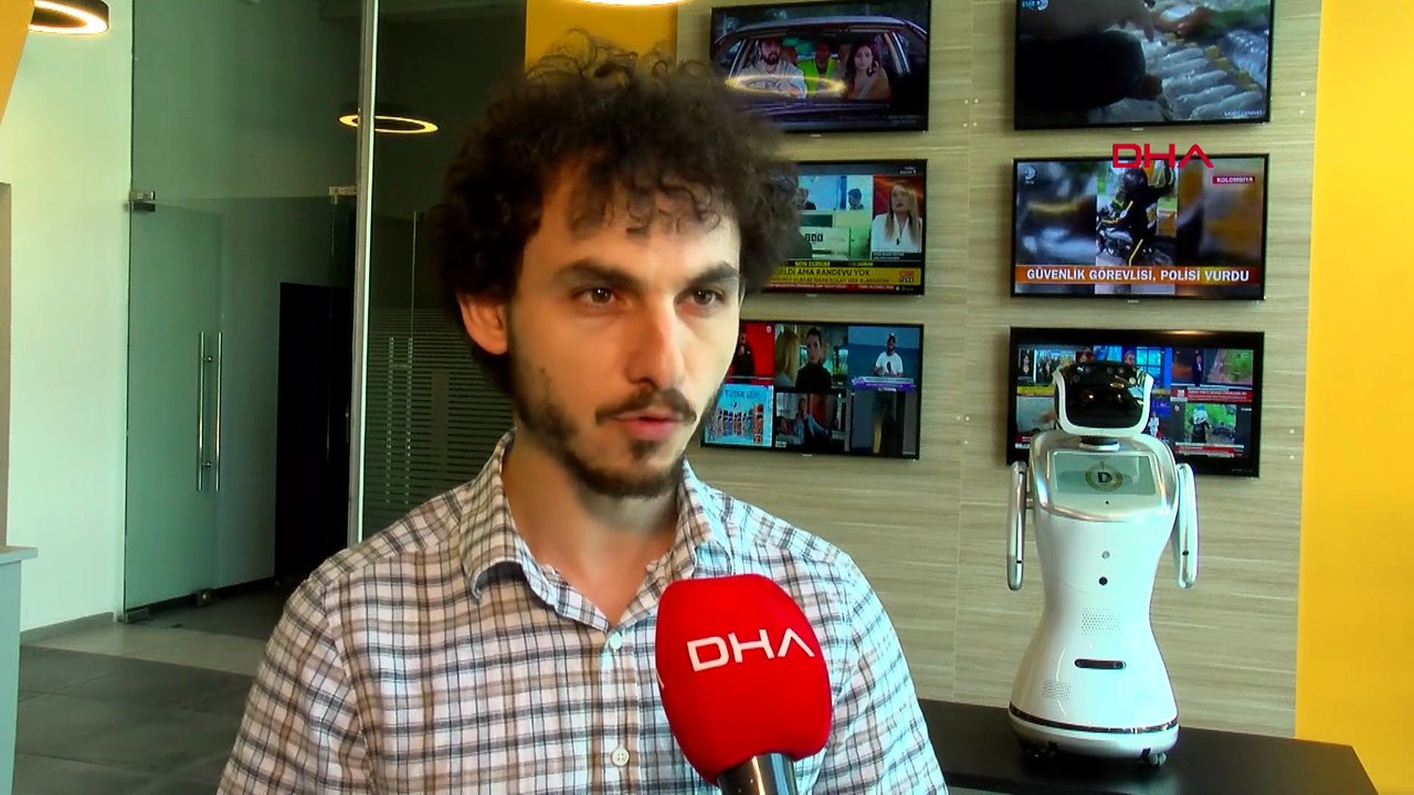 Robotla tanıtım, yapay zekayla eğitim! Demirören Medya ve Teknoloji Lisesi öğrenci ve velilerin gözdesi oldu