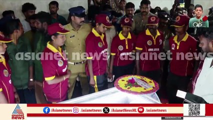 പൊന്നുമകന് അരികെ അമ്മ; ആശ്വസിപ്പിക്കാൻ പാടുപെട്ട് ബന്ധുക്കൾ