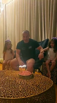 Γενέθλια για τον Ζαμπίδη: Έσβησε τα κεράκια με τις δίδυμες κόρες του – «Έκαναν το βράδυ μαγικό»