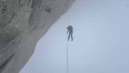 Il soccorso complicato dell'alpinista rimasto appeso sul Monte Bianco