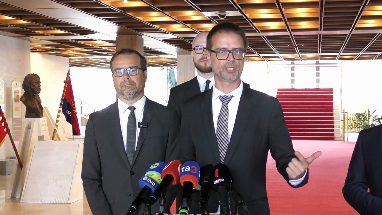 ZÁZNAM: Opozícia naďalej kritizuje tender k záchrankám, MZ deklaruje transparentnosť
